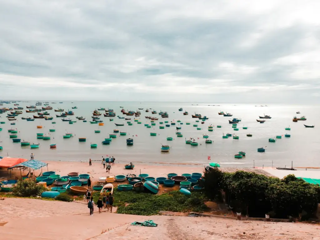Biển Tuy Hòa mùa nắng: thuyền thúng và thuyền đánh cá neo kín mặt biển trước bãi cát (ảnh minh họa)