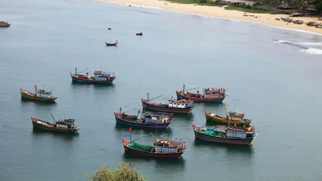 Lịch trình Phú Yên 3 ngày: thuyền đánh cá neo trên vùng nước lặng ven bờ cát (ảnh kho, minh họa)